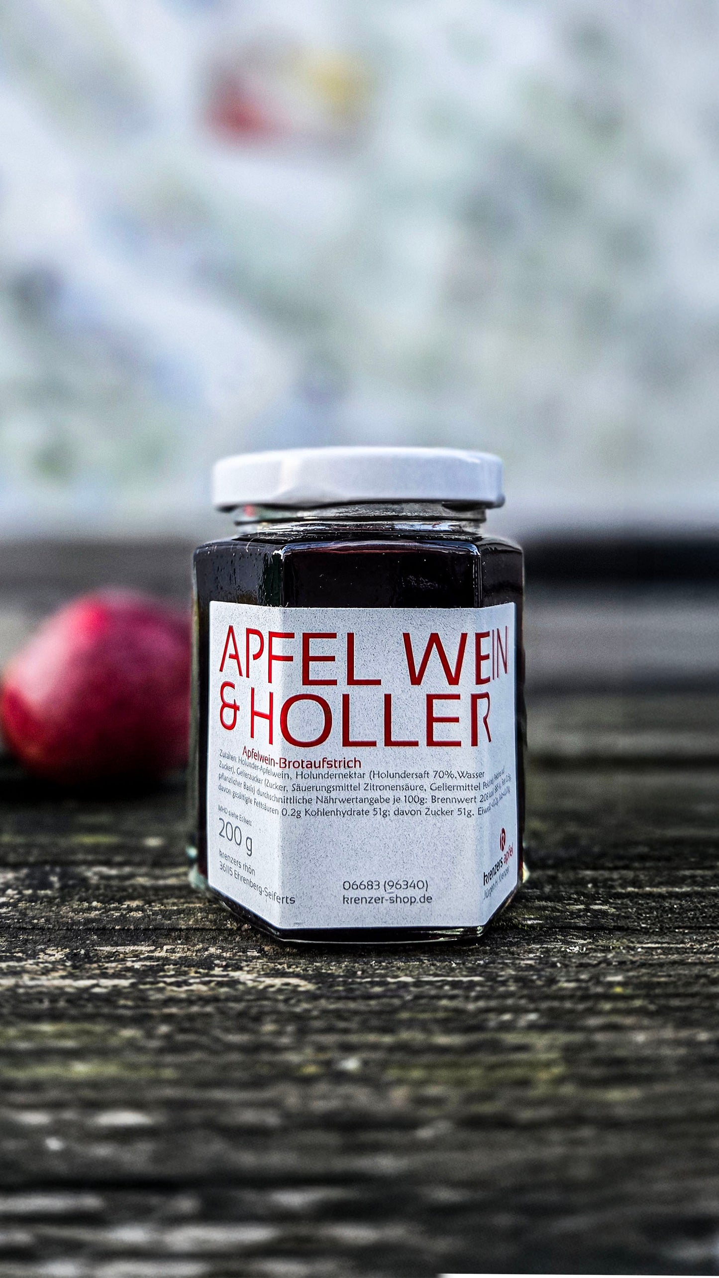 Wein aus Äpfeln mit Holunder - süßer Brotaufstrich aus Wein aus Äpfeln und Holundernektar