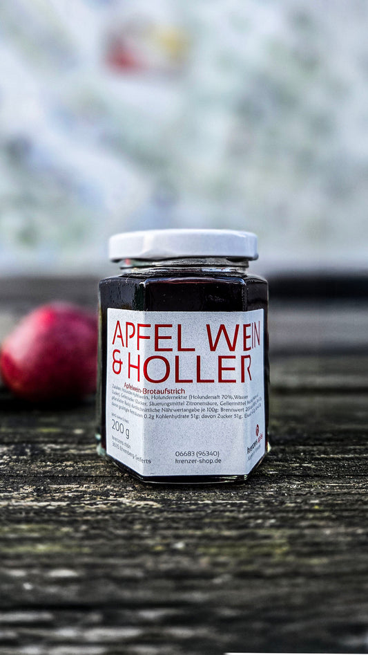 Wein aus Äpfeln mit Holunder - süßer Brotaufstrich aus Wein aus Äpfeln und Holundernektar